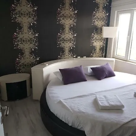 242 Gold Tower Apartmanhotel